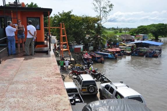 Embarcados no ferry sobre o Rio Magdalena, em Mompós - Colômbia
